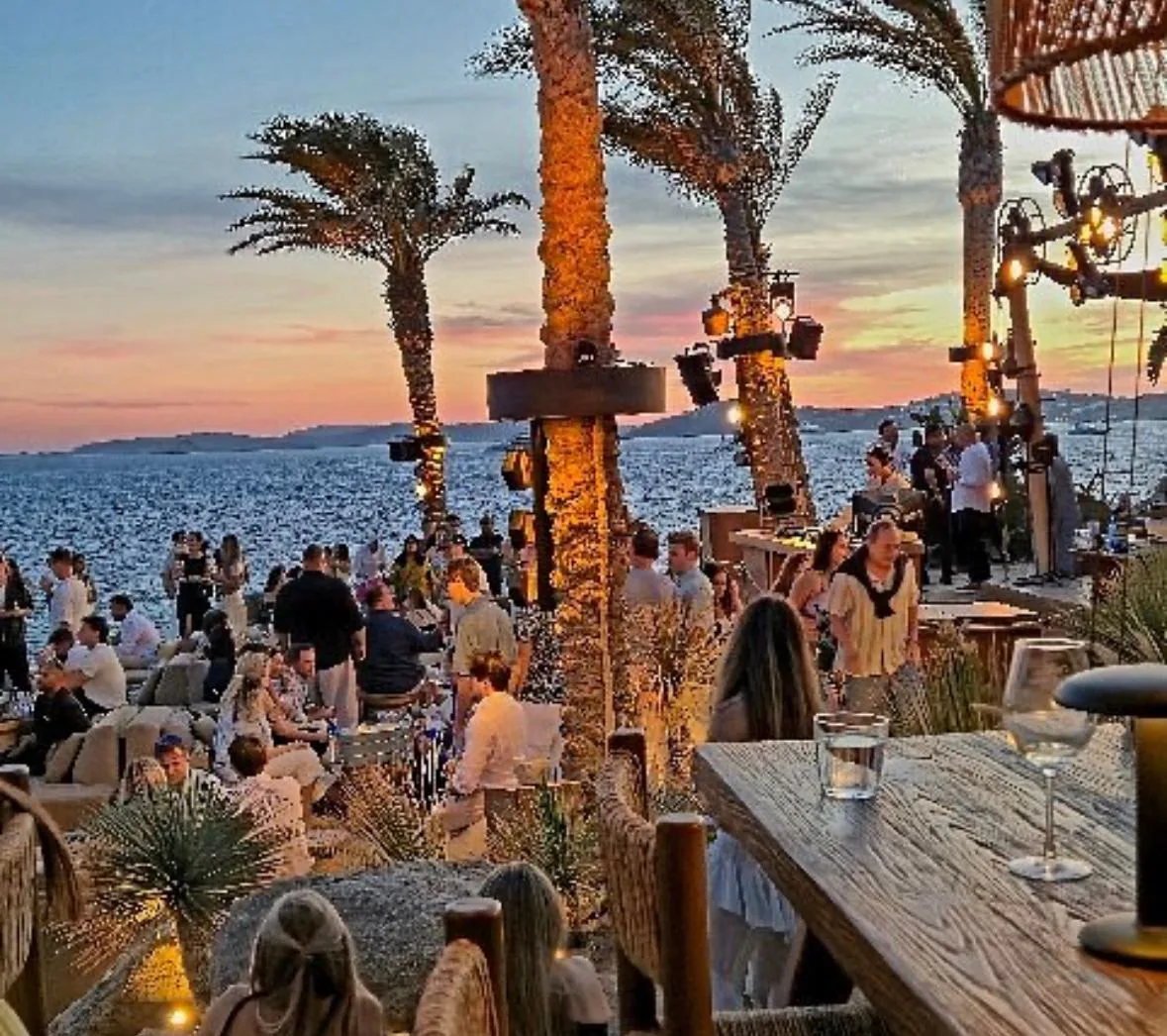 Scorpios Mykonos, beach club al tramonto