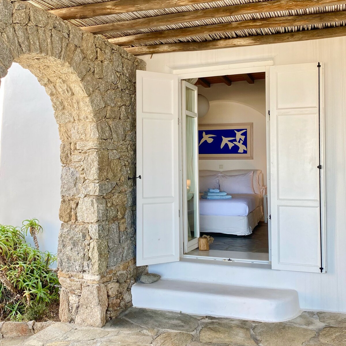 Villa Ruffi Mykonos, ingresso della camera dal cortile in pietra