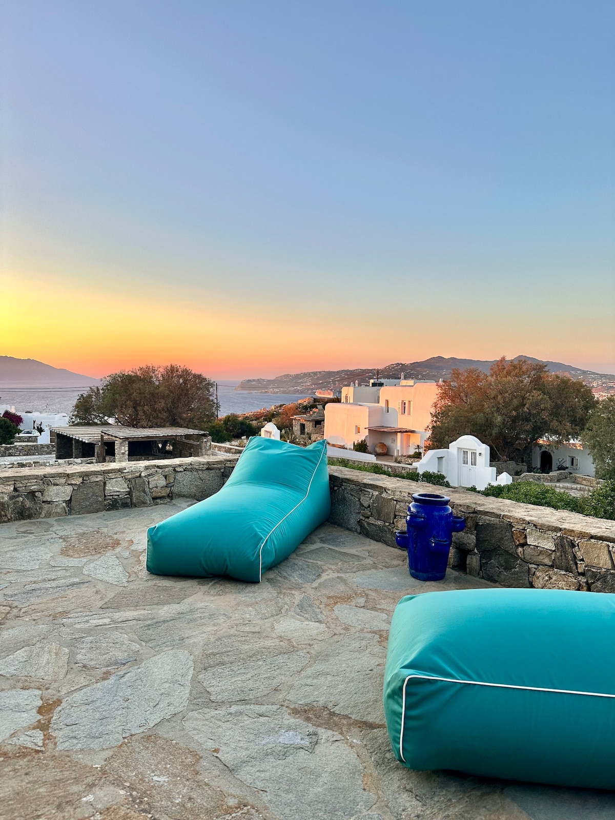 Villa Ruffi Mykonos, terrazza al tramonto con vista sul Mar Egeo