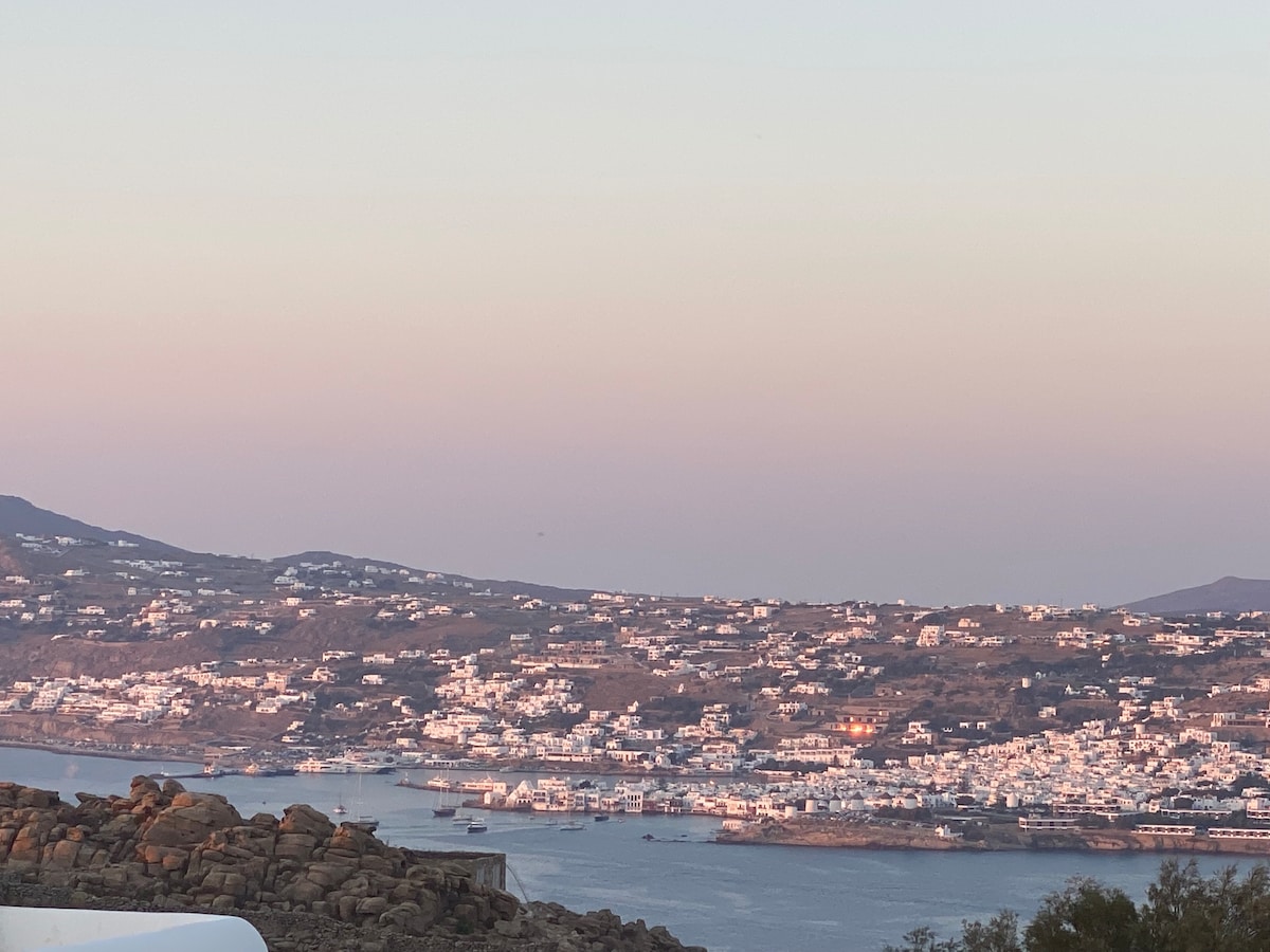 Vista sugli iconici mulini di Mykonos